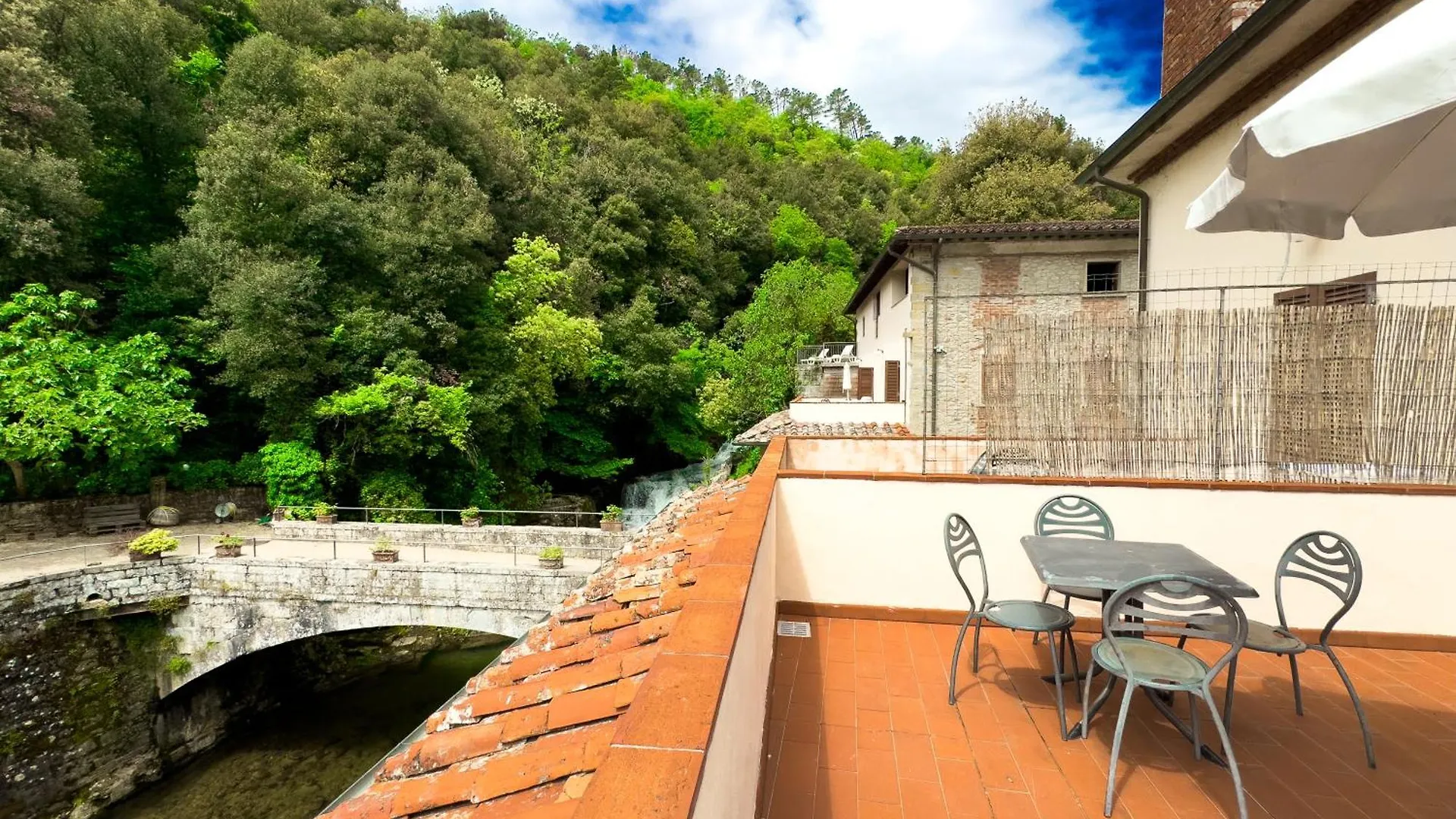 Farm stay La Ferriera Exclusive Resort - Pool & Waterfall Loro Ciuffenna