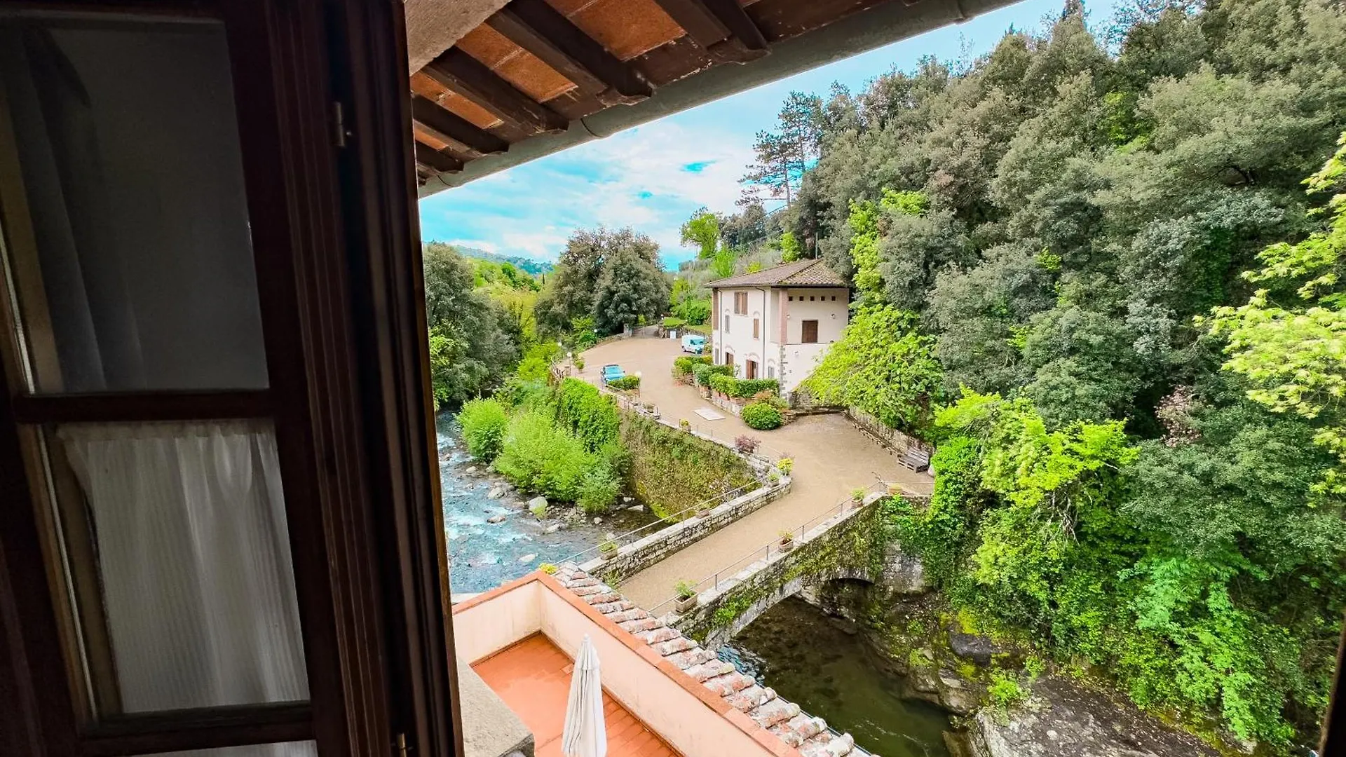 La Ferriera Exclusive Resort - Pool & Waterfall Loro Ciuffenna